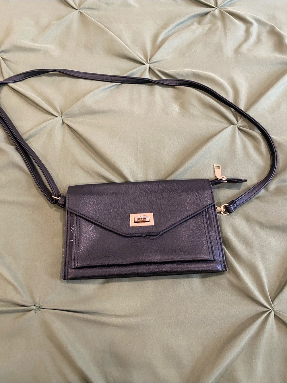 Elegant Black Crossbody Bag with Gold Turn-Lock